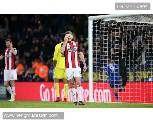 足球明星在比赛中的失控瞬间令人瞩目，情绪波动引发争议与讨论