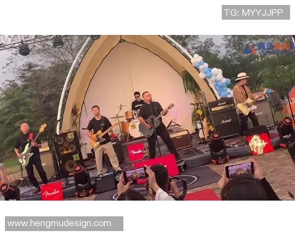 足球明星在演唱会舞台上展现魅力与激情的完美融合 足球明星在演唱会舞台上展现魅力与激情的完美融合