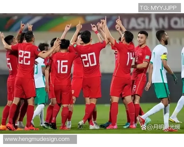 足球明星在赛前热身展现精彩瞬间引发球迷热烈期待