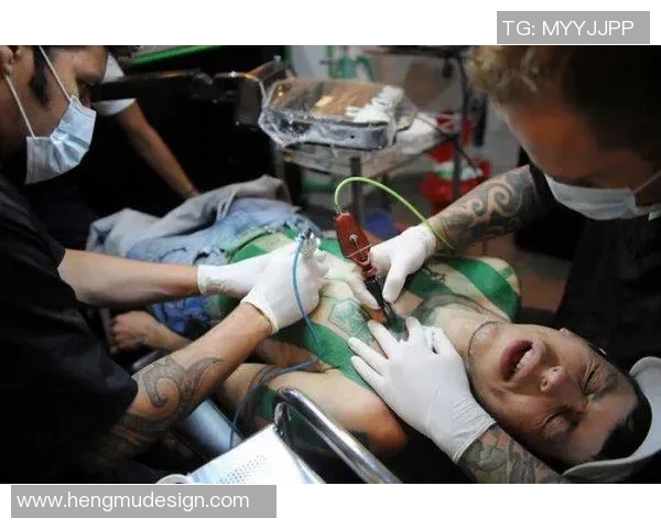 足球明星女性豹纹纹身艺术展示与时尚潮流解析