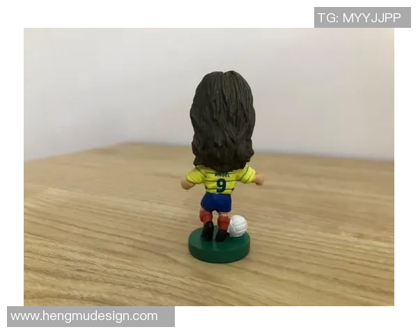 足球明星手办开箱二全新体验与细节解析让你感受球场魅力与收藏乐趣