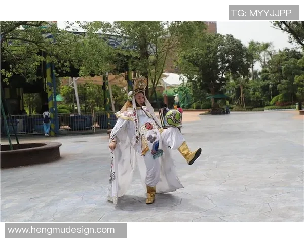 足球明星挑战变脸游戏展现幽默与才艺引发粉丝热议