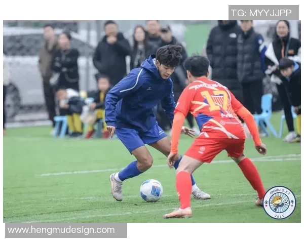 足球明星挑战踢卫生纸赛场趣事引发热议与欢笑