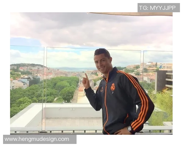 足球明星温柔瞬间手捧小鸟展现爱心与自然和谐之美 足球明星温柔瞬间手捧小鸟展现爱心与自然和谐之美