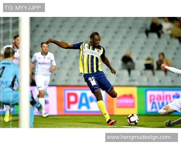 足球明星穿着篮球衣的时尚瞬间展现运动跨界魅力与风采